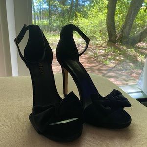 Black velvet pump with bow detail